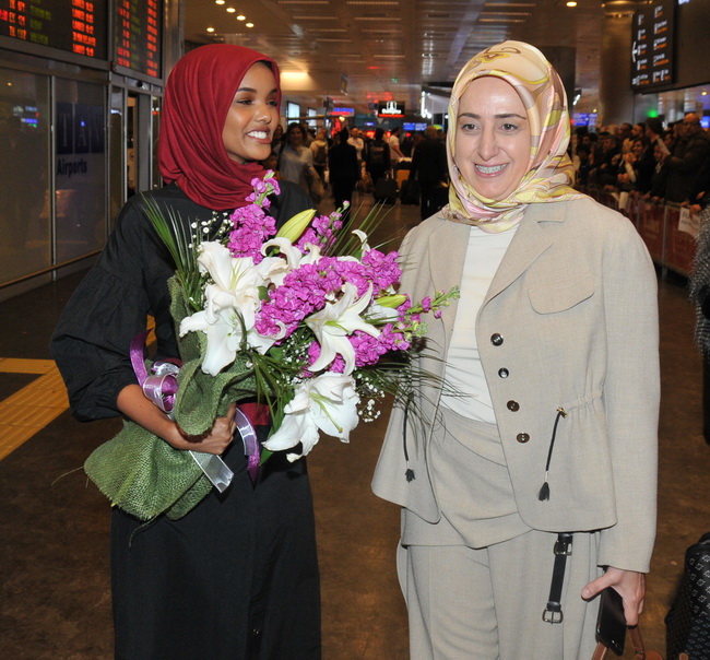 DÜNYACA ÜNLÜ MÜLTECİ TOP MODEL HALİMA ADEN TÜRKİYE’DE