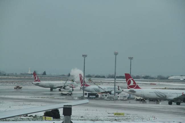 ATATÜRK HAVALİMANI’NDA UÇAKLAR ALKOL İLE YIKANIYOR!