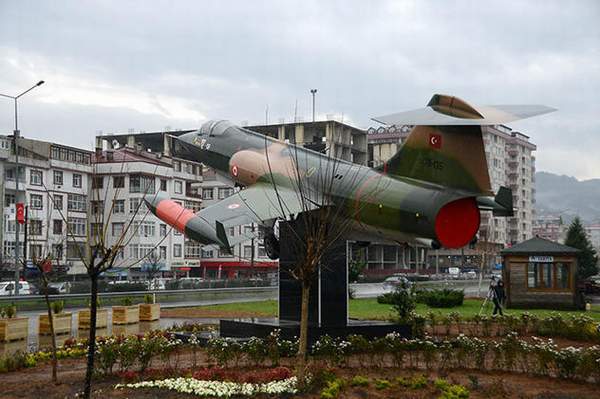 KOMUTANDAN KÖYÜNE JEST!