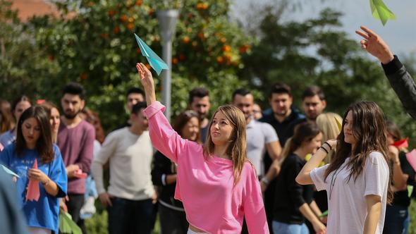 ÖĞRENCİLER KAĞIT UÇAKLARI YARIŞTIRDI