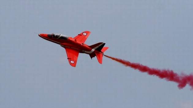 İNGİLTERE HAVA KUVVETLERİNE AİT GÖSTERİ UÇAĞI DÜŞTÜ!