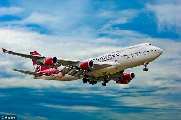 UÇAKTA TANIŞAN ÇİFTİ HOSTESLER TUVALETTE YAKALADI! (VİDEOLU)