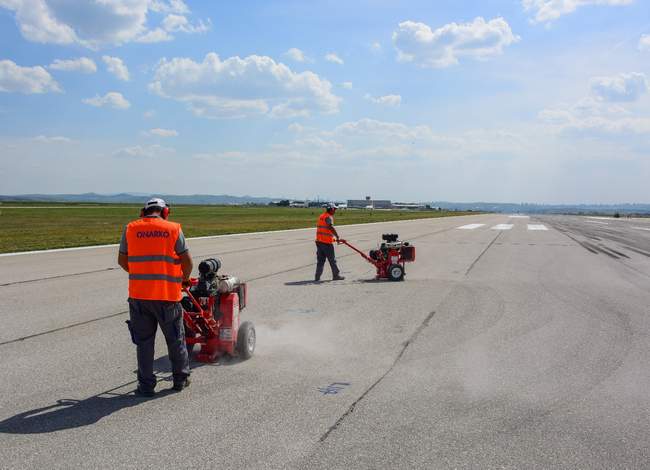 DHMİ, ESENBOĞA HAVALİMANI’NDA PİSTLERDE BAKIM YAPIYOR