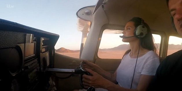 ANGELİNA JOLİE ÇÖLE UÇAK İNDİRDİ!