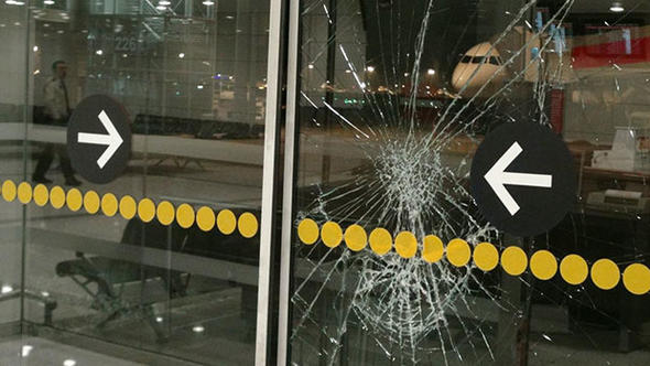 UÇAĞINI KAÇIRAN YOLCU KAPI CAMINI KIRIP APRONA GİRDİ!