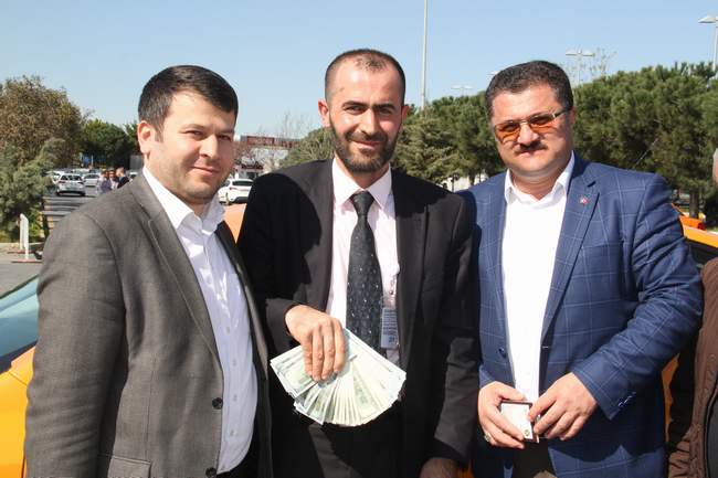 BULDUĞU 15 BİN DOLARI SAHİBİNE TESLİM ETTİ!