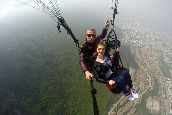 GÖKYÜZÜNDE SÜZÜLÜRKEN EVLENME TEKLİFİ ALDI