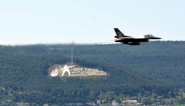 SOLOTÜRK, ÇANAKKALE SEMALARINDA NEFESLERİ KESTİ!
