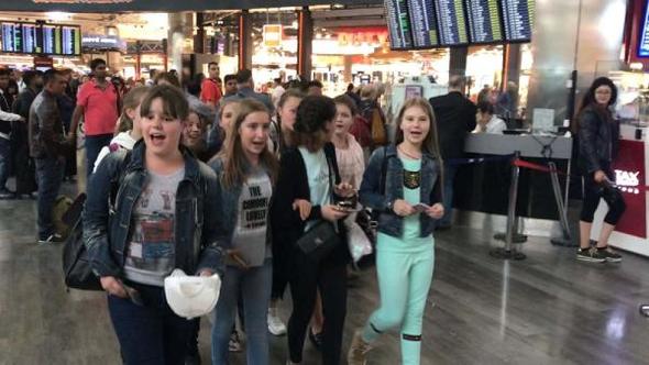 ATATÜRK HAVALİMANI’NDA ÖĞRENCİLER YOLCULARA KONSER VERDİ!