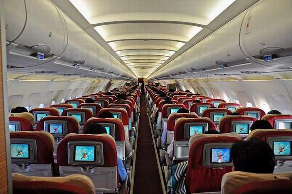 UÇAKTA İĞRENÇ OLAY!