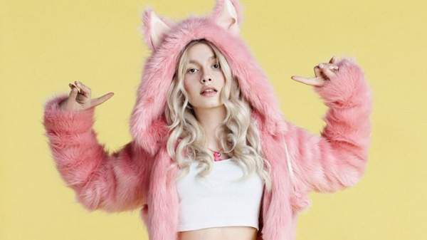 ALEYNA TİLKİ’DEN THY HOSTESLERİNE GÖZLÜK TEPKİSİ