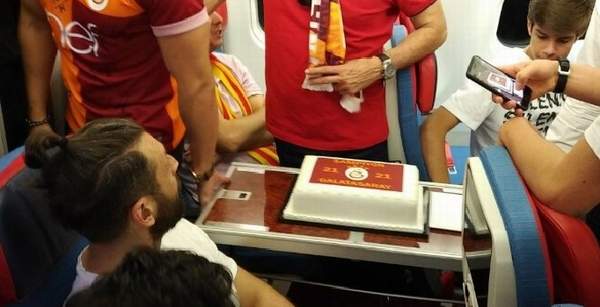 ŞAMPİYONLUK PASTASI UÇAKTA KESİLDİ!