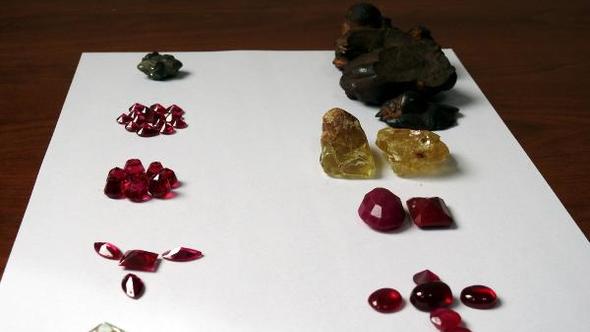 GAZİANTEP HAVALİMANI’NDA KIYMETLİ TAŞ ELE GEÇİRİLDİ