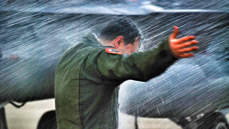 İLK UÇUŞUNU YAPAN PİLOT ÜSTEĞMEN ISLATILINCA…