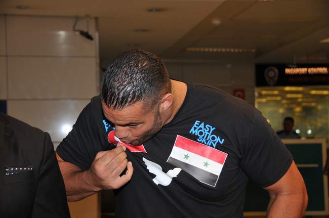 DÜNYA ŞAMPİYONU BOKSÖR TÜRKİYE’DE!