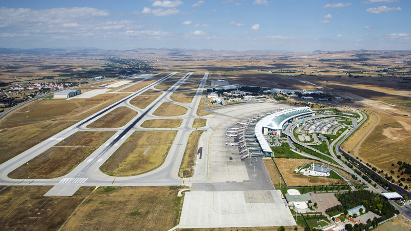 ESENBOĞA’DAKİ OTLUK ALANDA YANGIN!