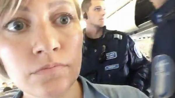 FİNLANDİYA’DA SIĞINMAYI TAŞIYAN UÇAKTA PROTESTO