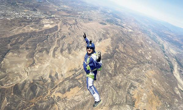 AMERİKALI SPORCU 7620 METREDEN PARAŞÜTSÜZ ATLADI!