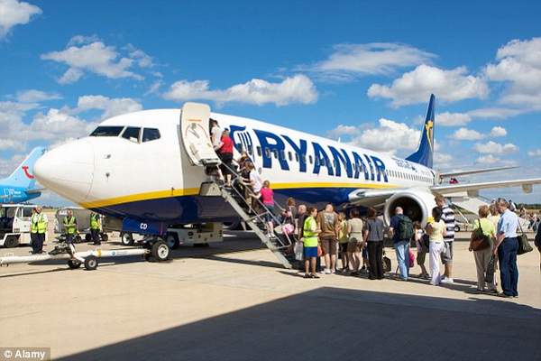 RYAN AIR UÇAĞINDA BATARYA PANİĞİ!