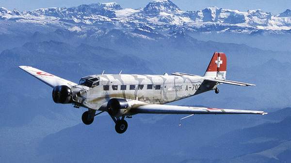 İSVİÇRE’DE KÜÇÜK UÇAK DÜŞTÜ!