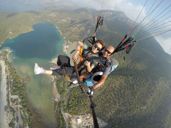 ÇİNLİ ŞARKICININ FETHİYE’DEN ATLAYIŞI İZLENME REKORU KIRDI