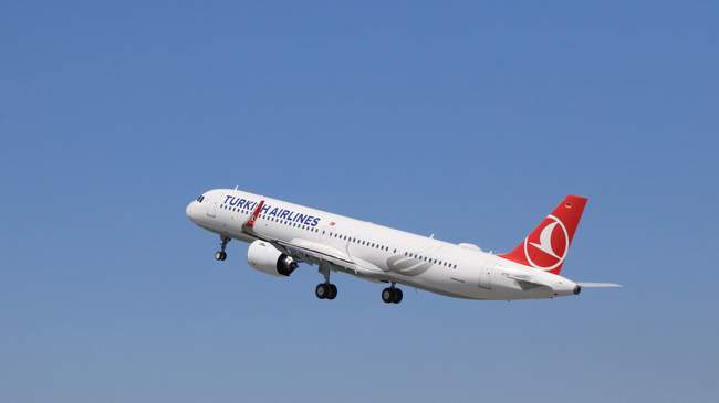 THY UÇAĞINA KALKIŞTA KUŞ ÇARPTI!