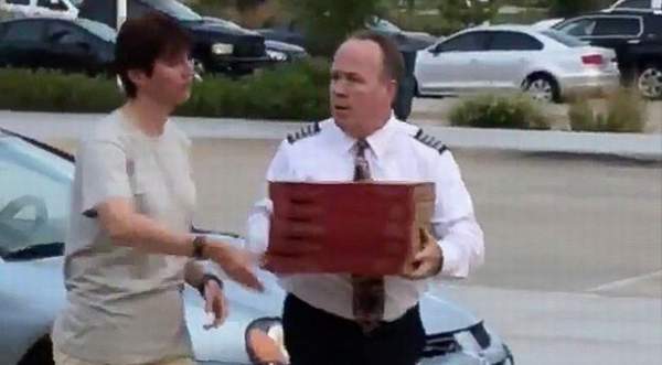 PİLOT, YOLCULARI PİZZA ISMARLAYARAK SAKİNLEŞTİRDİ (VİDEOLU)