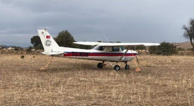 ARIZALANAN UÇAK TARLAYA İNDİ!