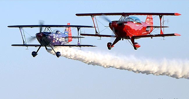 AKROBASİ PİLOTU BABA-KIZ BİRLİKTE GÖSTERİ YAPTI!