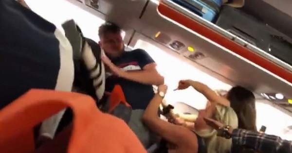 UÇAKTA SOYUNUP DANS EDEN KADIN YOLCU ORTALIĞI KARIŞTIRDI