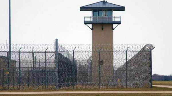 UYUŞTURUCU TAŞIYAN DRONE CEZAEVİ TELİNE TAKILDI