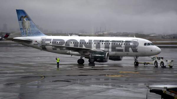 UÇAK ACİL KAPISINDA İNANILMAZ OLAY!