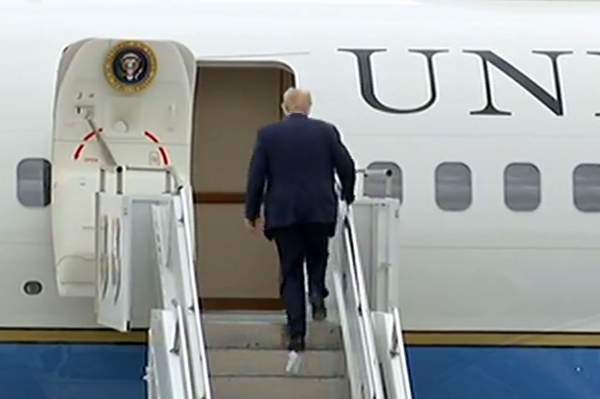 TRUMP UÇAĞA TUVALET KAĞIDIYLA BİNDİ (VİDEOLU)