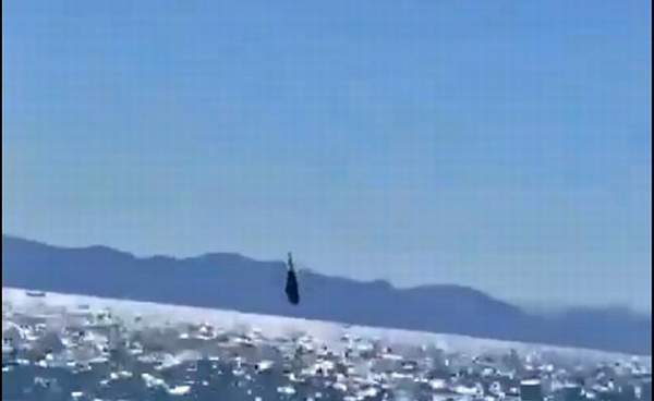 İÇİNDE 12 KİŞİ BULUNAN HELİKOPTER DENİZE ÇAKILDI !(VİDEOLU)