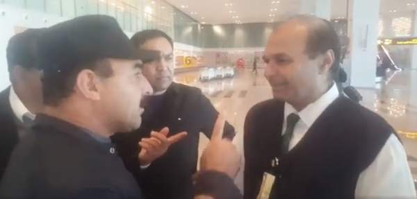 UÇUŞU İPTAL EDİLEN PAKİSTANLI BAKAN ÇILDIRDI! (VİDEOLU)