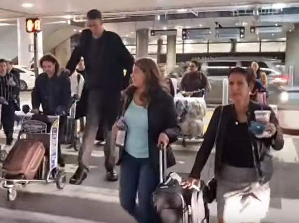 LOS ANGELES HAVALİMANI’ NDA GÖRENLER ŞAKINA DÖNDÜ!