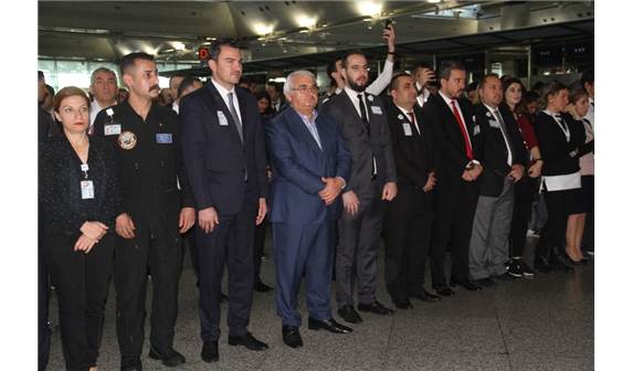 ATATÜRK HAVALİMANI’NDA ATA’YA SAYGI!