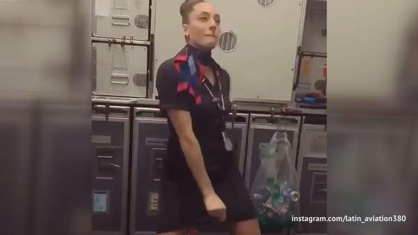 PİLOTUN ANONSUYLA DANS EDEN HOSTES