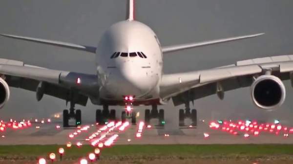 UÇAKLARA ZORUNLU İNİŞ YAPTIRAN GARİP OLAYLAR…