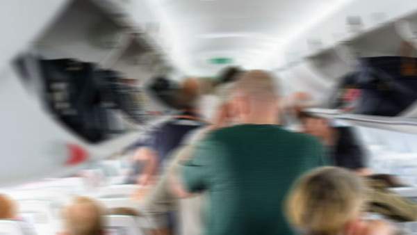 UÇAKTA KAVGA ÇIKARAN YOLCU GÖZALTINA ALINDI