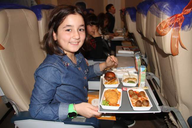 UÇAKTA DAĞITILACAK YEMEKLERİ ÇOCUKLAR SEÇTİ!