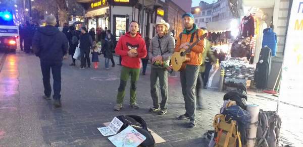 UÇAK PARASI İÇİN BURSA’DA 5 YILDIR ŞARKI SÖYLÜYORLAR