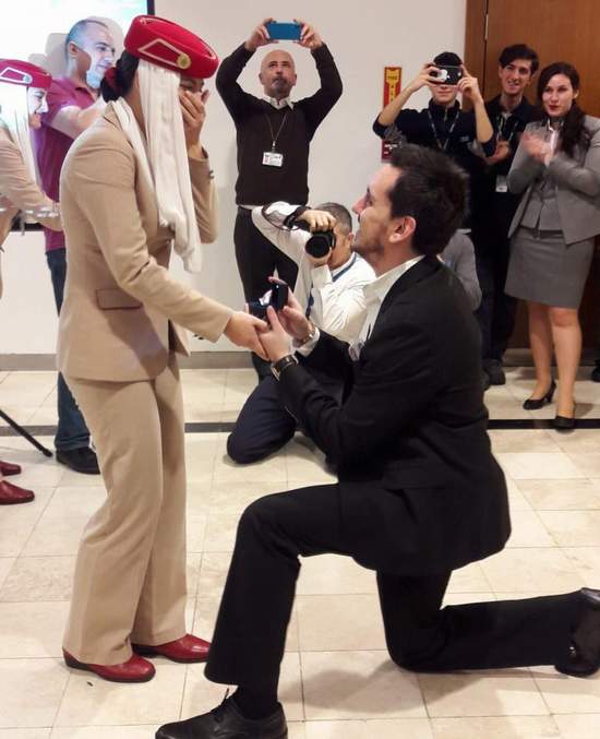 HAVALİMANI’NDA SÜRPRİZ EVLİLİK TEKLİFİ!