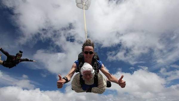 102 YAŞINDA PARAŞÜTLE ATLADI! (VİDEOLU)