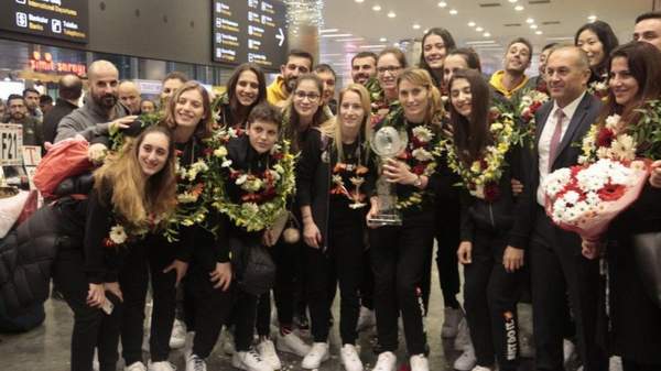 VAKIFBANK’A HAVALİMANINDA COŞKULU KARŞILAMA!