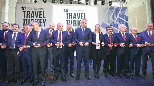 BAKAN ERSOY:”UÇAĞA BİNEMEYEN ARKADAN EL SALLAR”