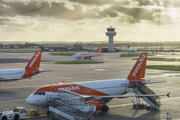 EASYJET’İN GATWICK HAVALİMANI’NDAKİ ZARARI 15 MİLYON STERLİN