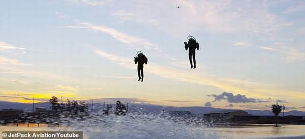 JETPACKLİ İKİ PİLOT İLK KEZ YAN YANA UÇTU!(VİDEOLU)