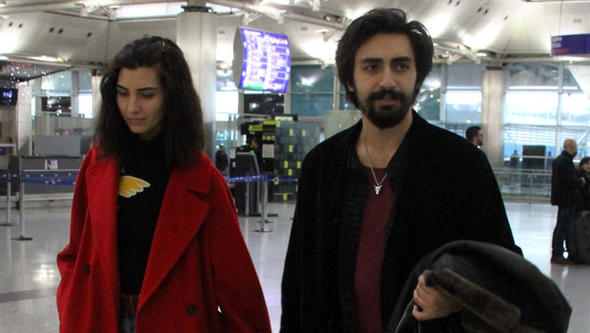 ÜNLÜ ÇİFT HAVALİMANI’NDA GÖRÜNTÜLENDİ!