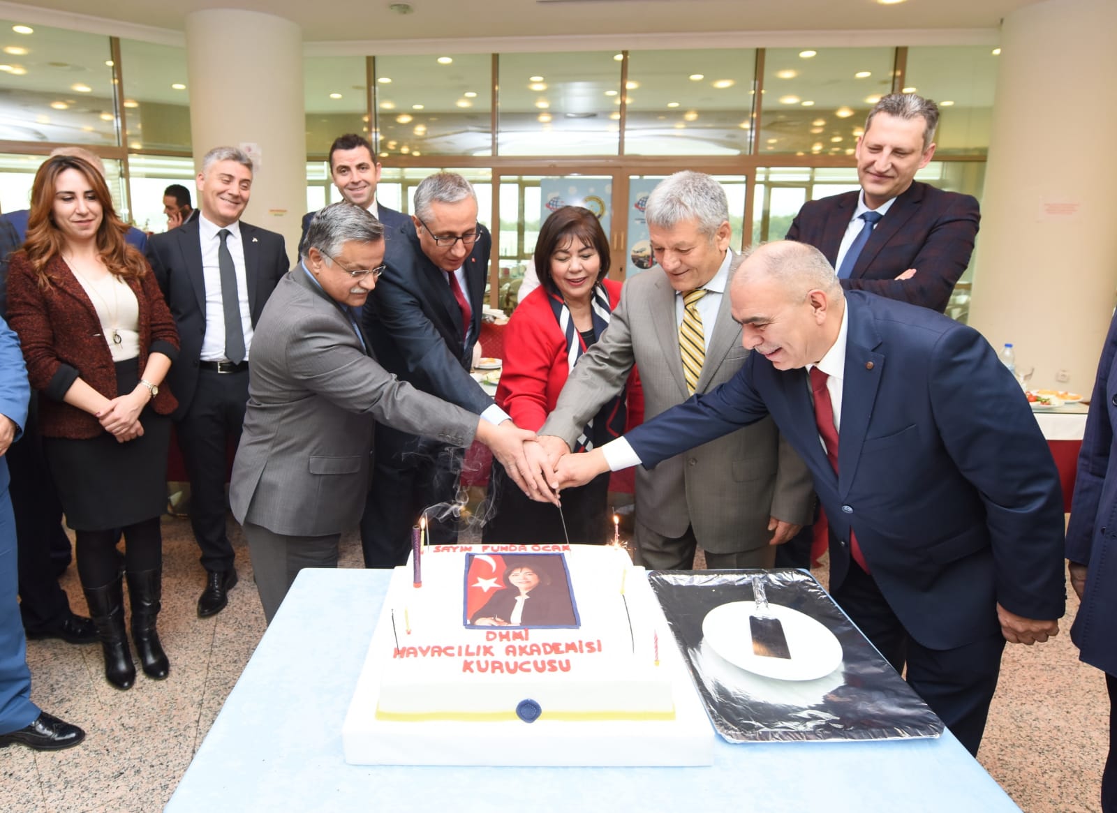DHMİ UÇUŞ AKADEMİSİ ÜÇÜNCÜ YAŞINI PASTA KESEREK KUTLADI